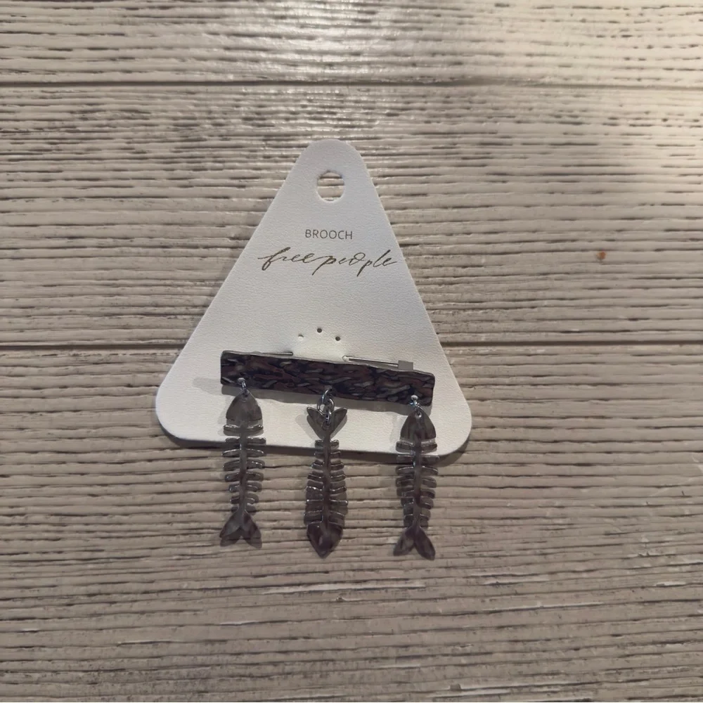 FREE PEOPLE  Fish Outta Water Brooch - Silver